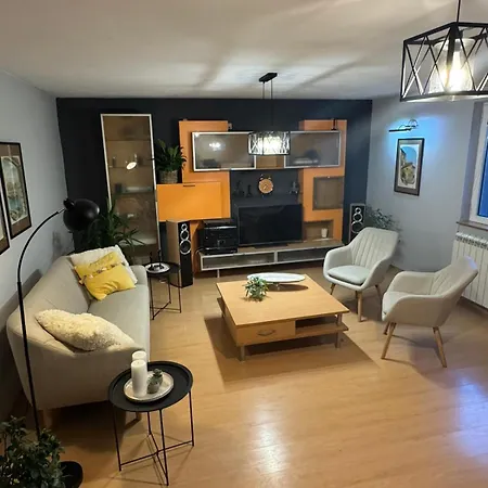 Apartmán Prostran Moderan Apartman110 Kvadrata U Centru- 2 Spavace Sobe, Parking U Dvoristu