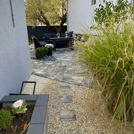 Prostran Moderan Apartman110 Kvadrata U Centru- 2 Spavace Sobe, Parking U Dvoristu