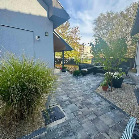 Prostran Moderan Apartman110 Kvadrata U Centru- 2 Spavace Sobe, Parking U Dvoristu