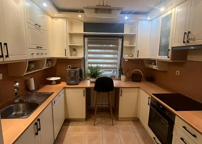 Prostran Moderan Apartman110 Kvadrata U Centru- 2 Spavace Sobe, Parking U Dvoristu Διαμέρισμα